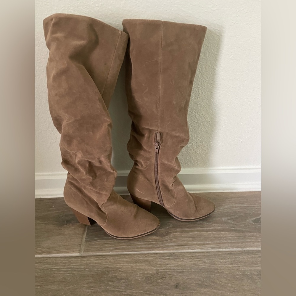 Women’s size 9 Target Universal Threads tan boots